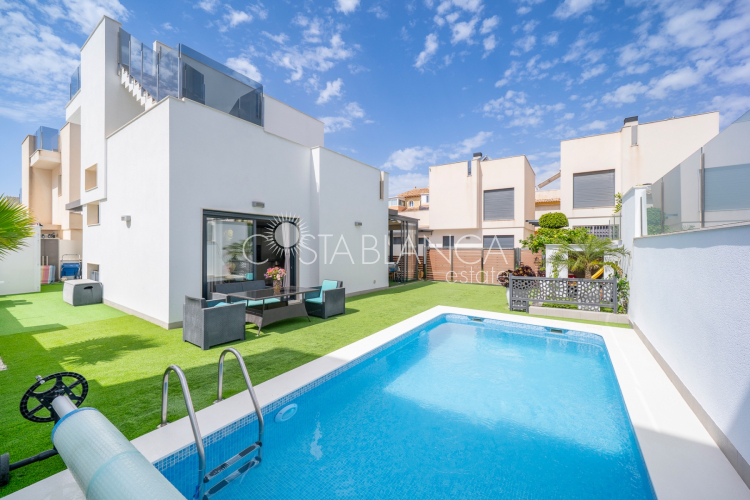 Villa - Sale - Torrevieja - A-003561